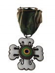 Antiga medalha em prata esmaltada com fita original, apresentando ao centro brasão nas cores da bandeira brasileira e inscrição República dos Estados Unidos do Brasil  15 de Novembro de 1889. Peso: 20,5 gramas. Medida: 3,4 cm.
