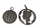 Duas medalhas em prata, sendo uma decorada com cena esportiva em relevo e outra vazada com efígie masculina e inscrição. Peso total: 25,5 gramas.