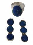 Conjunto em prata composto por par de brincos e anel com pedras em tonalidade azul. Aro 21. Peso total: 11,2 gramas.