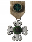Antiga medalha em prata esmaltada com fita original, apresentando ao centro brasão nas cores da bandeira brasileira e inscrição República dos Estados Unidos do Brasil  15 de Novembro de 1889. Peso: 20,5 gramas. Medida: 3,4 cm.