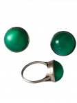 Conjunto em prata composto por par de brincos e anel com pedras em tonalidade verde. Aro 21. Peso total: 14 gramas.