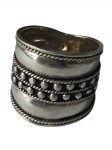 Anel em prata com decoração em relevo e detalhes em frisos. Aro 19. Peso: 5,5 gramas.