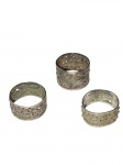 Conjunto de três anéis em prata com trabalhos decorativos em relevo. Aros 23, 18 e 22. Peso total: 10 gramas.