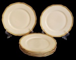 Bavaria. Alemanha. Seis pratos para sobremesa em porcelana alemã esmaltada na cor branca, decorado com listra verde e filetes em ouro. Med:20 cm