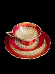 Real. Trio para chá em porcelana esmaltada, decoração em tonalidade rubi com detalhes em ouro e acabamento perolado no interior da xícara. Composto por xícara, pires e prato de sobremesa,