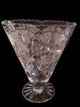 Antigo vaso em cristal translúcido, com rica lapidação de motivos geométrico. Med:27x24x8 cm.
