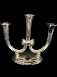Antigo castiçal para 3 velas em metal espessurado a prata, medidas: 27 x 11 x 23 cm.