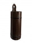 Antigo porta utensílios em madeira, de formato cilíndrico, confeccionado com ripas verticais unidas por cintas. Peça de aspecto rústico e decorativo, apresentando alça superior vazada para suspensão. Medidas: 57 x 17 cm.
