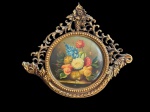 Quadro decorativo com pintura floral em estilo clássico, apresentando vibrante composição de flores multicoloridas em delicado vaso, emoldurada com moldura em resina com acabamento dourado, rica em arabescos e detalhes vazados, remetendo ao refinamento do estilo rococó. Medidas: 47 x 40 x 2,5 cm.