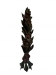 Antiga peça decorativa em madeira entalhada, ricamente ornamentada com motivos florais em relevo e elegante acabamento com pátina escurecida. Medidas: 79 x 15 x 13 cm.
