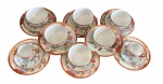 Conjunto em porcelana casca de ovo, composto por 8 pratinhos, 6 pires, 6 xícaras de chá e 2 xícaras de café. esmaltado com rica decoração policromada de inspiração oriental, com detalhes em tons vibrantes de vermelho, dourado e cenas típicas orientais.