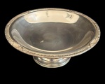 Fruteira / centro de mesa em metal espessurado a prata, borda ricamente cinzelada, medidas: 32,5 x 12,5 cm.