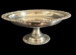 Fruteira / centro de mesa em metal espessurado a prata, borda ricamente cinzelada, medidas: 33,5 x 15 cm.