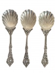 Conjunto composto por três antigos talheres de servir, com elegantes conchas em formato de vieira e cabos ricamente ornamentados em relevo com motivos florais e arabescos. Medidas: 19,5 cm de comprimento.