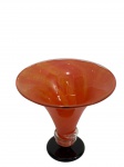 Vaso artístico em vidro soprado no estilo Murano, em tonalidade salmão opalescente com base em tom escuro. Assinado na base Glass Studio. Medidas: 21,5 x 20 cm