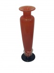 Vaso artístico em vidro soprado no estilo Murano , em tonalidade salmão opalescente com base em vidro escuro. Assinado na base Glass Studio. Medidas:  34 x 9,5 cm.