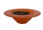 Elegante centro de mesa em vidro artístico de Murano, em tonalidade âmbar alaranjada com inclusões em preto formando. Medidas: 22,5 x 7 cm.