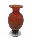 Antigo vaso em vidro artístico de Murano, em tonalidade rubi translúcida com delicados veios ondulados em verde e base contrastante escuro sobre pedestal transparente. Peça em vidro soprado, formato bojudo com gola alongada e borda aberta. Medidas: 19,5 X 10cm.