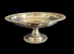 Fruteira / centro de mesa em metal espessurado a prata, borda ricamente cinzelada, medidas: 33,5 x 15 cm.