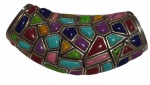 Imponente pingente em prata de lei teor 925, de formato arqueado e expressivo desenho contemporâneo, ricamente adornado com aplicações multicoloridas em composição geométrica que remete ao estilo mosaico. Peso: 26 gramas. Medidas: 6 cm de diâmetro.