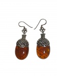 Elegante par de brincos em prata de lei teor 925, adornados com pedras em tom âmbar, em delicado trabalho vazado. Medidas: 5 cm de comprimento.