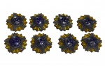 Conjunto composto por 8 pequenas insígnias decorativas em metal esmaltado, apresentando formato estrelado com detalhes em azul, amarelo e prata. Peças de delicado trabalho ornamental, com fechos metálicos no verso, ideais para coleção, aplicação ou composição decorativa. Medidas: 2,5 cm cada.