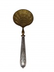 Antiga concha de servir em metal espessurado a prata, com bojo em formato de vieira dourada e cabo ornamentado em relevo floral art nouveau.. Medida: 21,5 cm de comprimento.