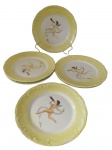 Conjunto com 6 pratos de sobremesa em porcelana Schmidt, decorados com delicadas figuras de querubins músicos em pintura policromada, sobre fundo branco com bordas em tom amarelo suave e relevo ornamental. Medidas: 18 cm de diâmetro cada.