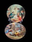 Par de pratos decorativos em porcelana Vista Alegre, pertencentes à série temática natalina Festa de Natal, com delicadas cenas da Natividade em rica policromia inspirada na arte clássica europeia. Peças de coleção, edição limitada, Medidas: 19,5 cm de diâmetro cada.