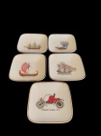 Conjunto de 5 petisqueiras em porcelana, de formato quadrado com cantos arredondados e acabamento filetado a ouro. Decoradas com delicadas ilustrações de embarcações históricas e automóvel antigo. Medidas aproximadas: 10 x 2 cm.