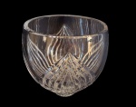 Bowl em cristal translúcido, com rico trabalho em relevo geométrico lapidado. Medidas; 16 x 16 cm.