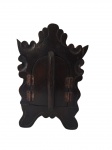 Pequeno oratório em madeira escura, com delicado recorte ornamental e porta frontal com dobradiças metálicas. Medidas aproximadas: 27 x 8,5 x 26 cm.