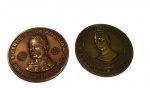 Lote com 2 medalhas comemorativas em metal. A) Medalha alusiva ao centenário da Gazeta de Notícias, com efígie de Ferreira de Araújo e referência a José Bogéa, diretor. B) Medalha comemorativa do Centro de Pesquisa e Desenvolvimento da Telebrás (CPqD), com efígie de Pe. Roberto Landell de Moura. Medidas; 5 cm de diâmetro cada.