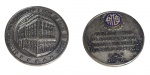 Medalha comemorativa Jubileu de Prata da Associação dos Antigos Funcionários do Banco do Brasil, alusiva ao período de 24.10.1951 a 24.10.1976. apresentando no anverso a fachada do edifício do Banco do Brasil e inscrição comemorativa. Peso; 25,5 g. Diâmetro 4 cm.