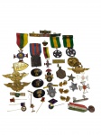 Militaria. Grande lote de condecorações, distintivos, medalhas e insígnias militares e civis brasileiras, composto por peças em metal esmaltado e dourado, incluindo brevês, pins, barras de fita, botões e medalhas comemorativas. O conjunto reúne exemplares ligados às Forças Armadas, associações militares e instituições civis, destacando-se cruzes honoríficas, distintivos aeronáuticos, insígnias esmaltadas e peças comemorativas diversas, de interesse histórico e colecionável.Medidas variadas.