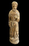 Imponente imagem sacra em madeira entalhada, representando religioso franciscano, ricamente trabalhada de forma artesanal. Med.: 57 x 17 x 10 cm.