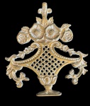 Antiga peça decorativa em bronze fundido, ricamente ornamentada com elementos florais, volutas e trabalho vazado central em padrão geométrico. Execução em estilo rococó/art nouveau. Med.: 20 x 18 cm.
