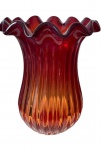 Imponente vaso em vidro de Murano artístico na tonalidade rubi translúcido, apresentando corpo canelado e borda ondulada em delicado movimento.  Med.: 31,5 cm alt. x 24,5 cm larg.
