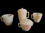 Conjunto vintage em opalina da marca Colorex, composto por cafeteira com tampa, leiteira e açucareiro com tampa, reservando os selos originais de fábrica. Medidas: cafeteira 20 x 16 x 11 cm; leiteira 11 x 11 x 15 cm; açucareiro 15 x 11,3 x 11,5 cm.