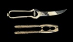 Lote composto por duas peças em metal, sendo um quebra-nozes com decoração em relevo floral e um cortador de frango/trinchante articulado em metal cromado. Medidas: quebra-nozes 17,5 x 3,5 cm; cortador de frango 25,5 x 4,5 cm.
