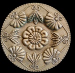 Antigo medalhão em cobre, ricamente cinzelado, medindo 36x2,5cm.