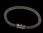 Imponente pulseira, confeccionada em prata, peso 28,8 gramas, medindo 20cm.