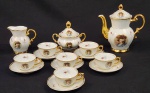 Real, Brasil. Serviço para café em porcelana vitrificada esmaltada na cor branca, decorado com figura feminina e detalhes em ouro. Composto por um bule, uma leiteira, um açucareiro e cinco xícaras com seus respectivos pires. Manufatura no verso. Observação: Um pires com bicado.