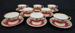 Meito, Japan. Oito xícaras de chá com seus respectivos pires em porcelana japonesa esmaltada, pintadas à mão, com interior em tom vinho e rica decoração em arabescos com detalhes em ouro. Manufatura no verso. Um com restauro (colada).