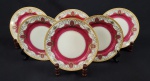 Meito, Japan. Seis pratos para sobremesa em porcelana japonesa esmaltada, pintados à mão, com interior em tom vinho e rica decoração em arabescos com detalhes em douração. Manufatura no verso.
