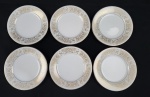 Noritake, Japan. Seis pratos para pão em porcelana japonesa esmaltada na cor branca, modelo Raphael, com rica decoração de flores, volutas e filetes em ouro. Manufatura no verso. Medindo: 16 cm.