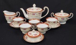 Serviço para chá em porcelana Noritake, composto por 1 bule, 1 leiteira, 1 manteigueira, 1 açucareiro, 5 xícaras avulsas com 2 pires, com decoração floral e detalhes em dourado. 9 peças.