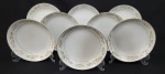 International Silver Co., Fine China. Oito pratos fundos em porcelana fina, padrão Springtime, com delicada decoração floral em tons pastéis nas bordas e acabamento com filete prateado. Manufatura no verso. Medindo: 3,5 x 19 cm.