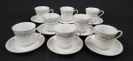 International Silver Co., Fine China. Oito xícaras de chá em porcelana fina, padrão Springtime, com delicada decoração floral em tons pastéis nas bordas e acabamento com filete prateado. Manufatura no verso.