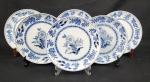 Steatita, Brasil. Seis pratos rasos em porcelana esmaltada, com decoração floral azul estilo cebolinha. Manufatura no verso. Medindo: 24 cm.